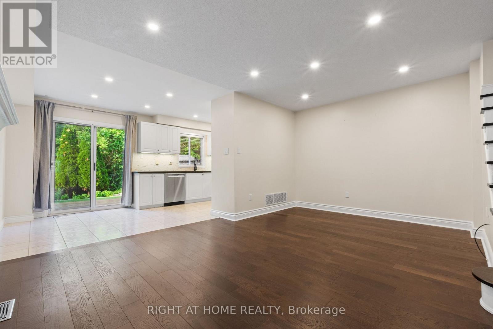 1811 Creek Way, Burlington, Ontario  L7L 6R1 - Photo 6 - W13477134
