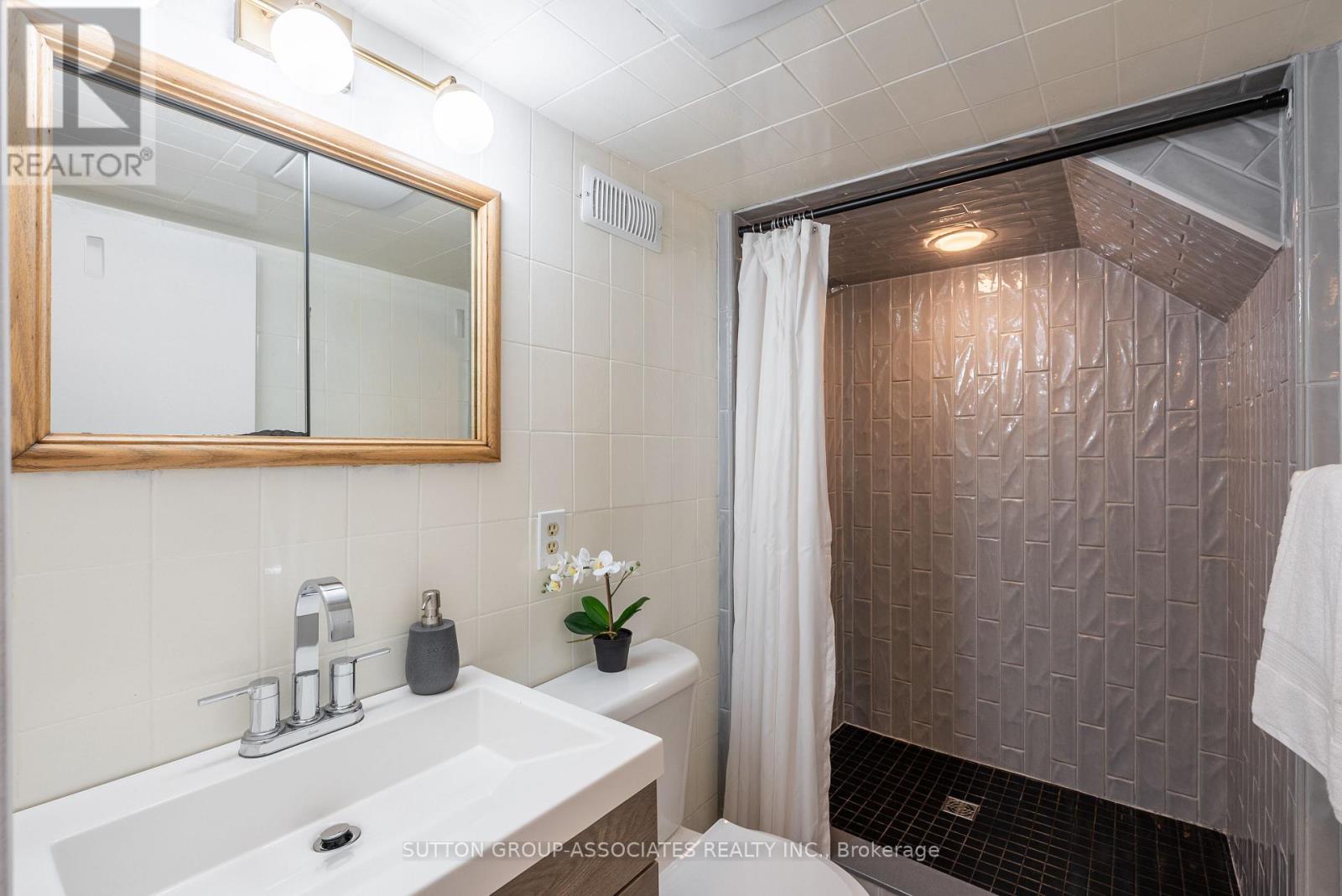 Bsmt - 10 Innes Avenue, Toronto, Ontario  M6E 1M8 - Photo 7 - W13477180
