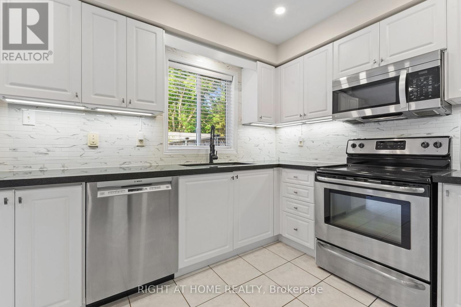 1811 Creek Way, Burlington, Ontario  L7L 6R1 - Photo 12 - W13477236