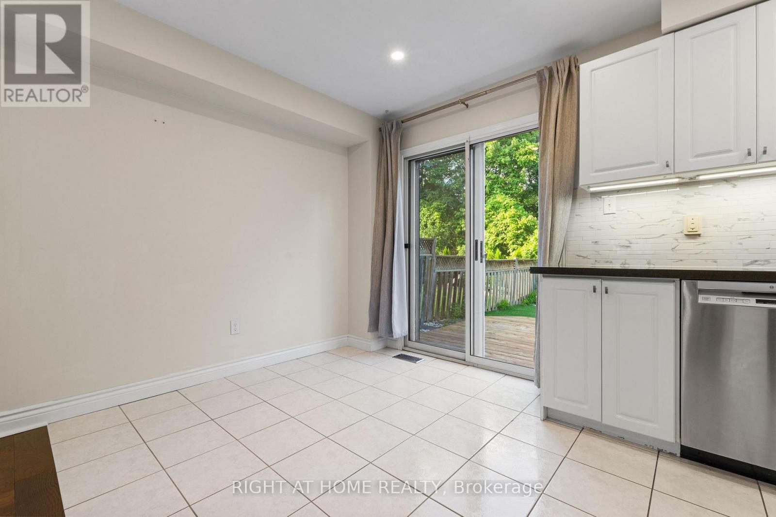 1811 Creek Way, Burlington, Ontario  L7L 6R1 - Photo 13 - W13477236