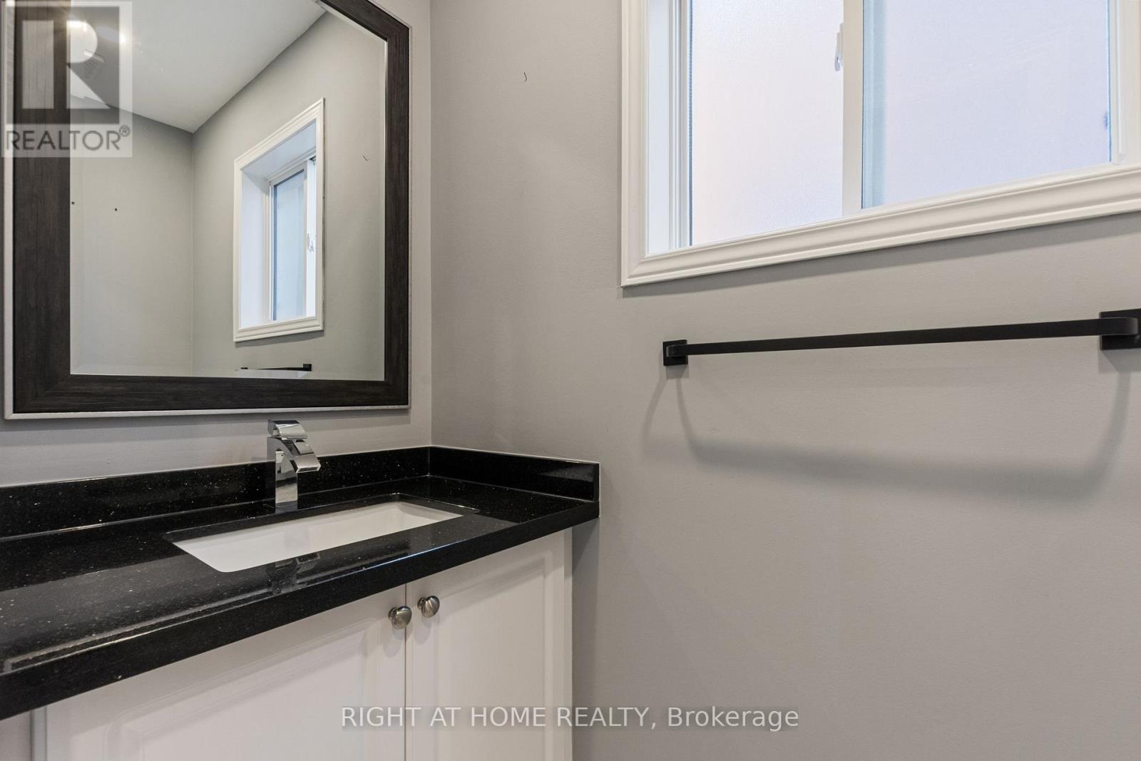 1811 Creek Way, Burlington, Ontario  L7L 6R1 - Photo 17 - W13477236