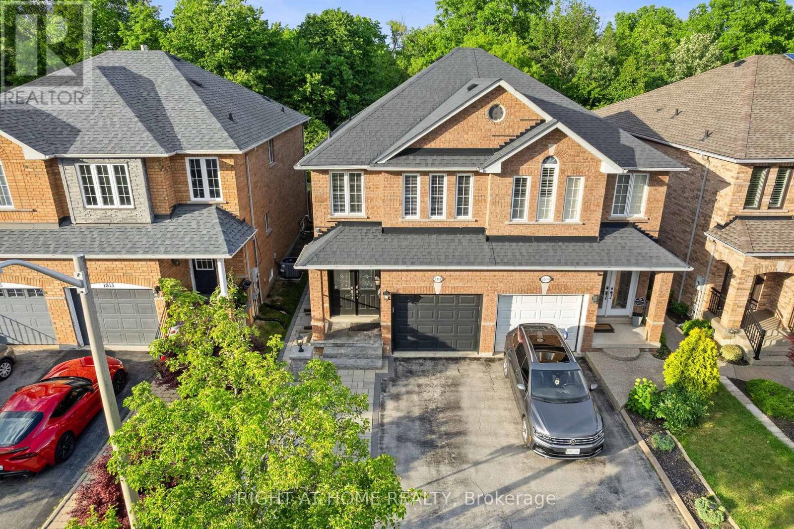 1811 Creek Way, Burlington, Ontario  L7L 6R1 - Photo 2 - W13477236