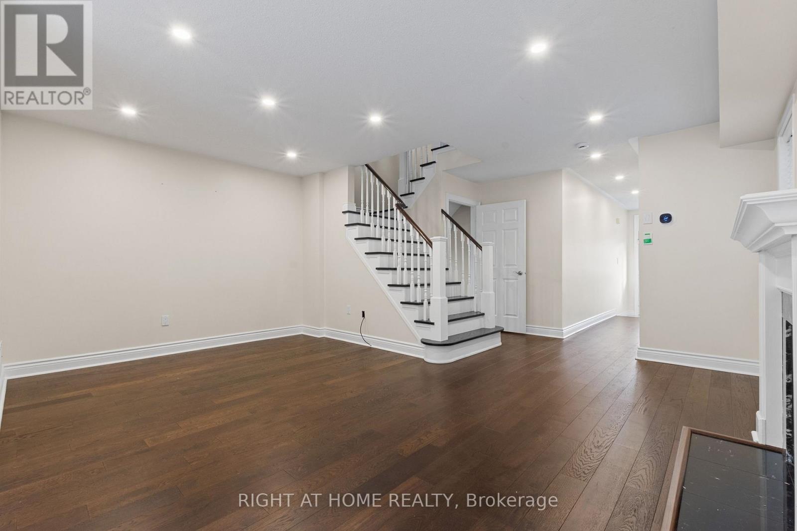 1811 Creek Way, Burlington, Ontario  L7L 6R1 - Photo 9 - W13477236