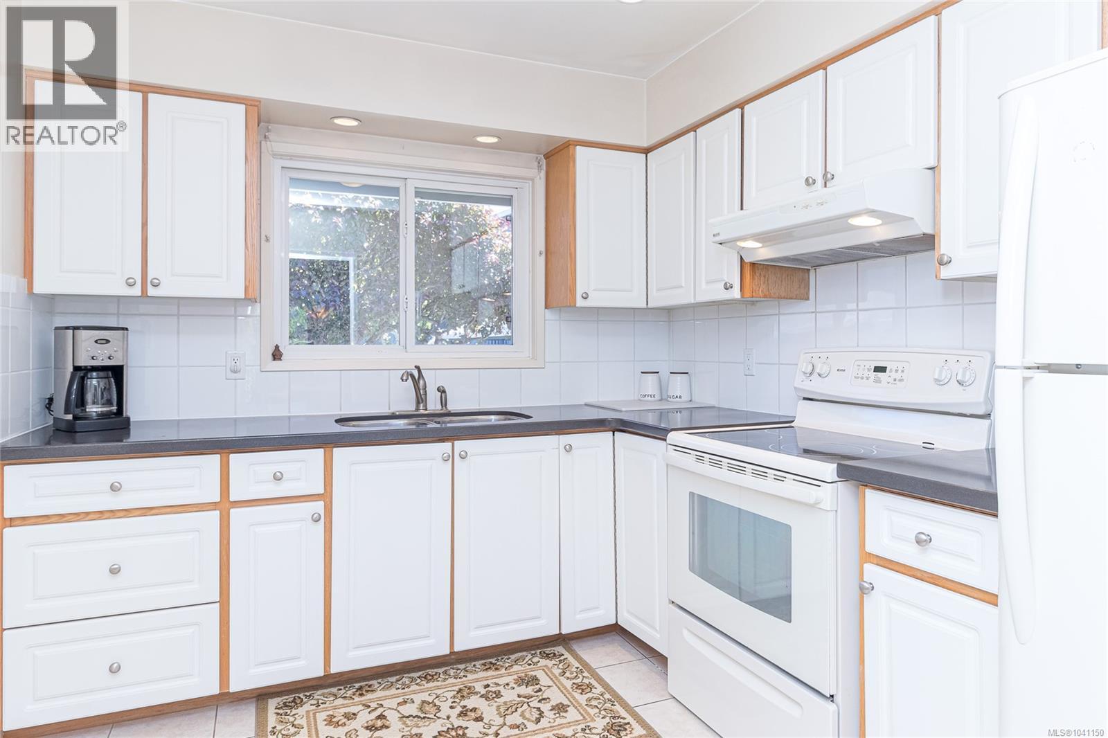 1 4391 Torquay Dr, Saanich, British Columbia V8N 3L3 - Photo 11 - 1041150