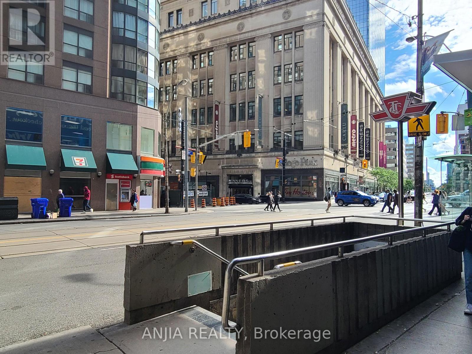 1805 - 7 Carlton Street, Toronto, Ontario  M5B 2M3 - Photo 4 - C13477378