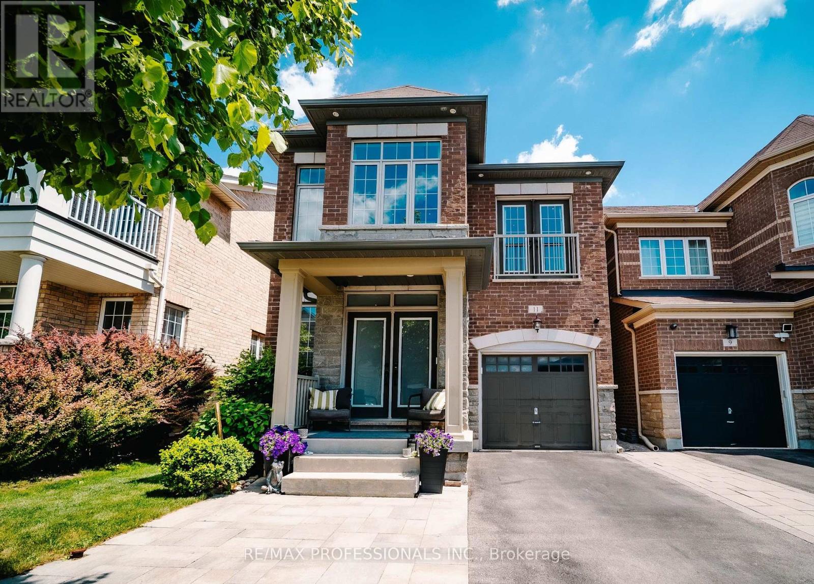 11 PELHAM DRIVE, Vaughan, Ontario