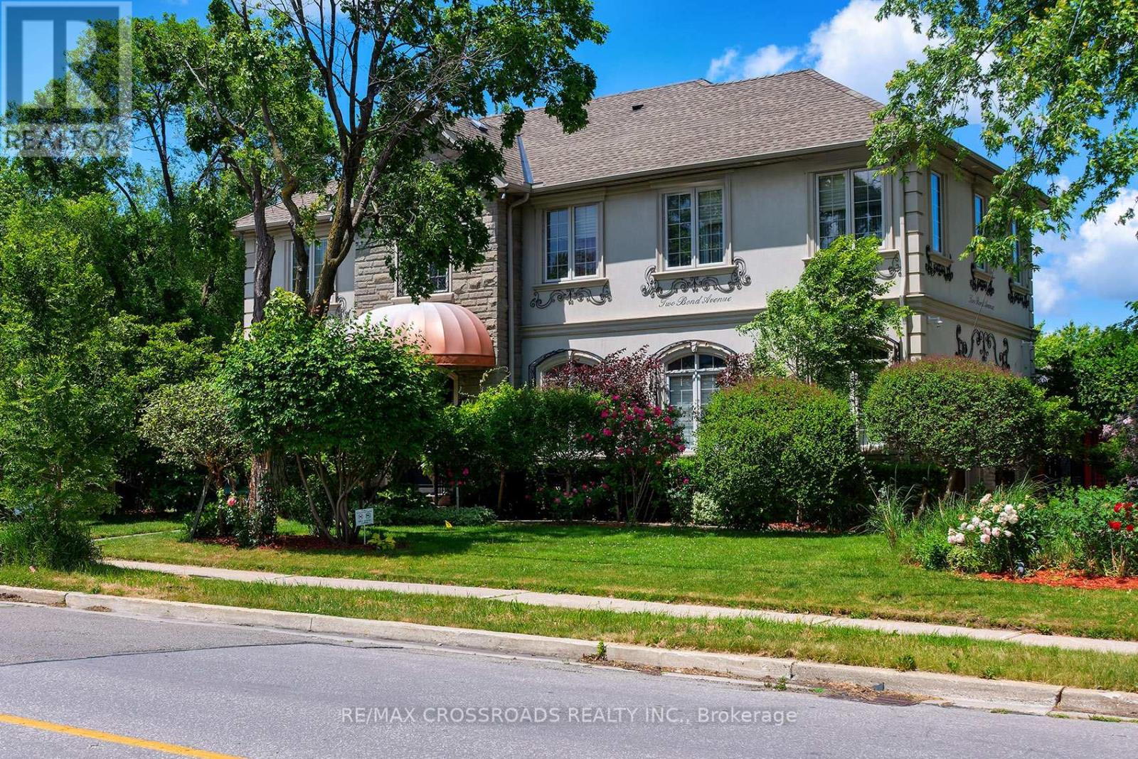 <div class="slider-price">$3,199,900</div><p>2 Bond Avenue, Toronto, Ontario</p>