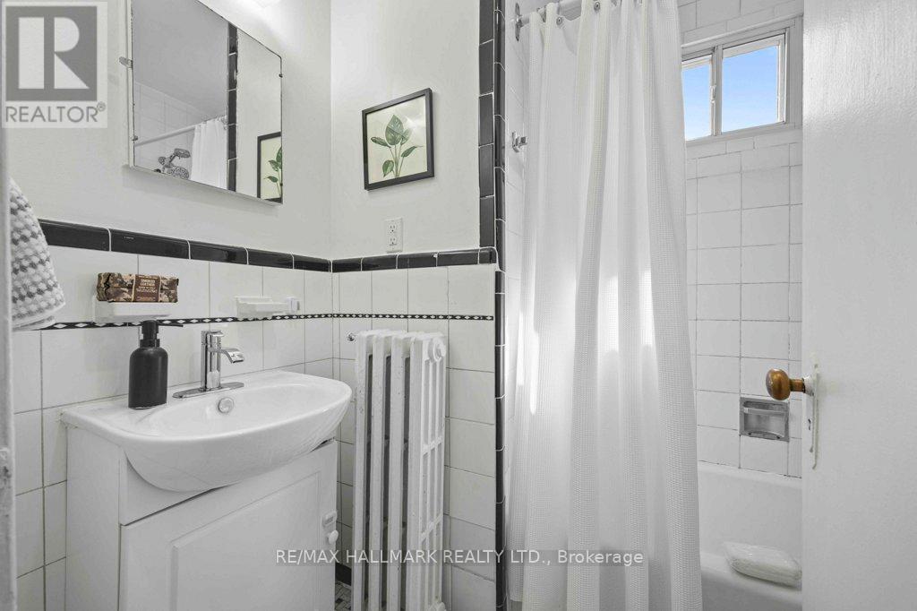 34 Gloucester Grove, Toronto, Ontario  M6C 2A1 - Photo 7 - C13476686