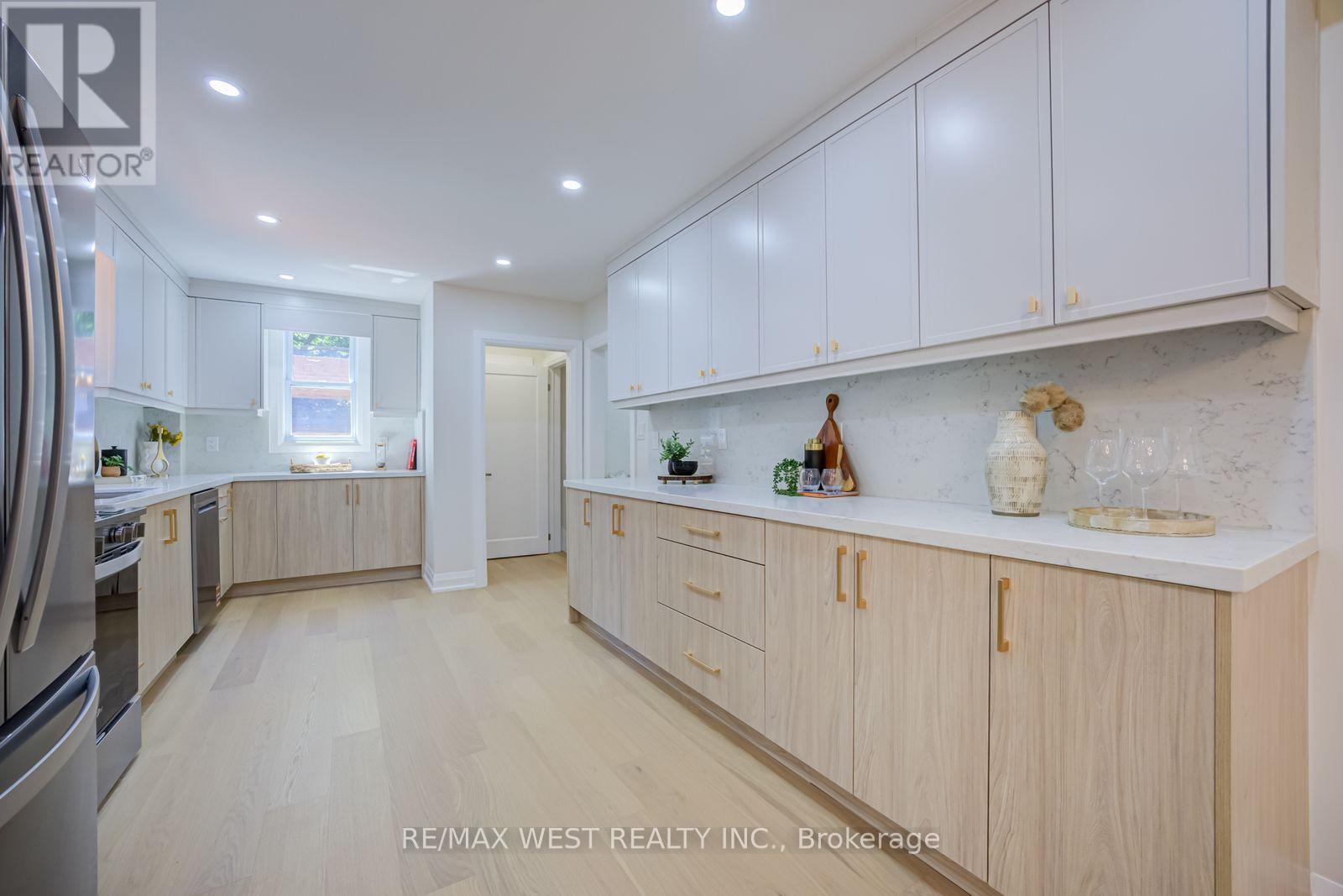 95 Glen Davis Crescent, Toronto, Ontario  M4E 1X7 - Photo 15 - E13475912