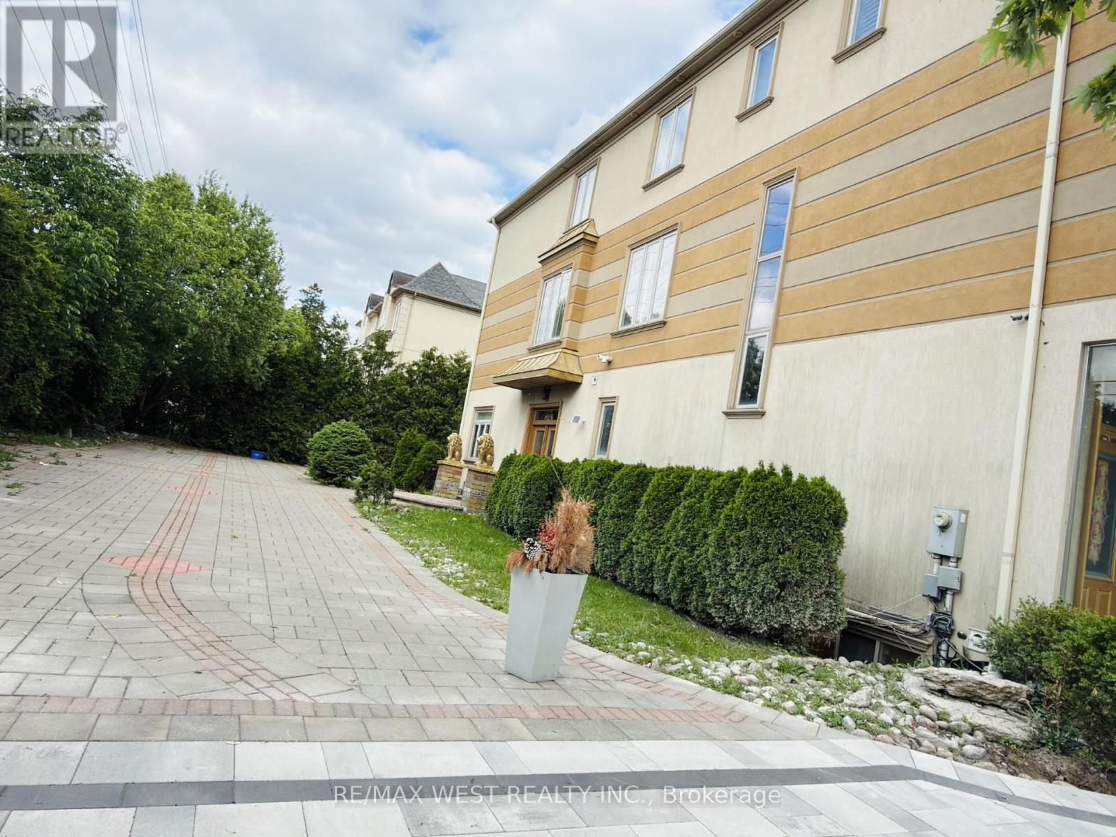 83 Elm Avenue, Richmond Hill, Ontario  L4C 6K8 - Photo 8 - N13429058