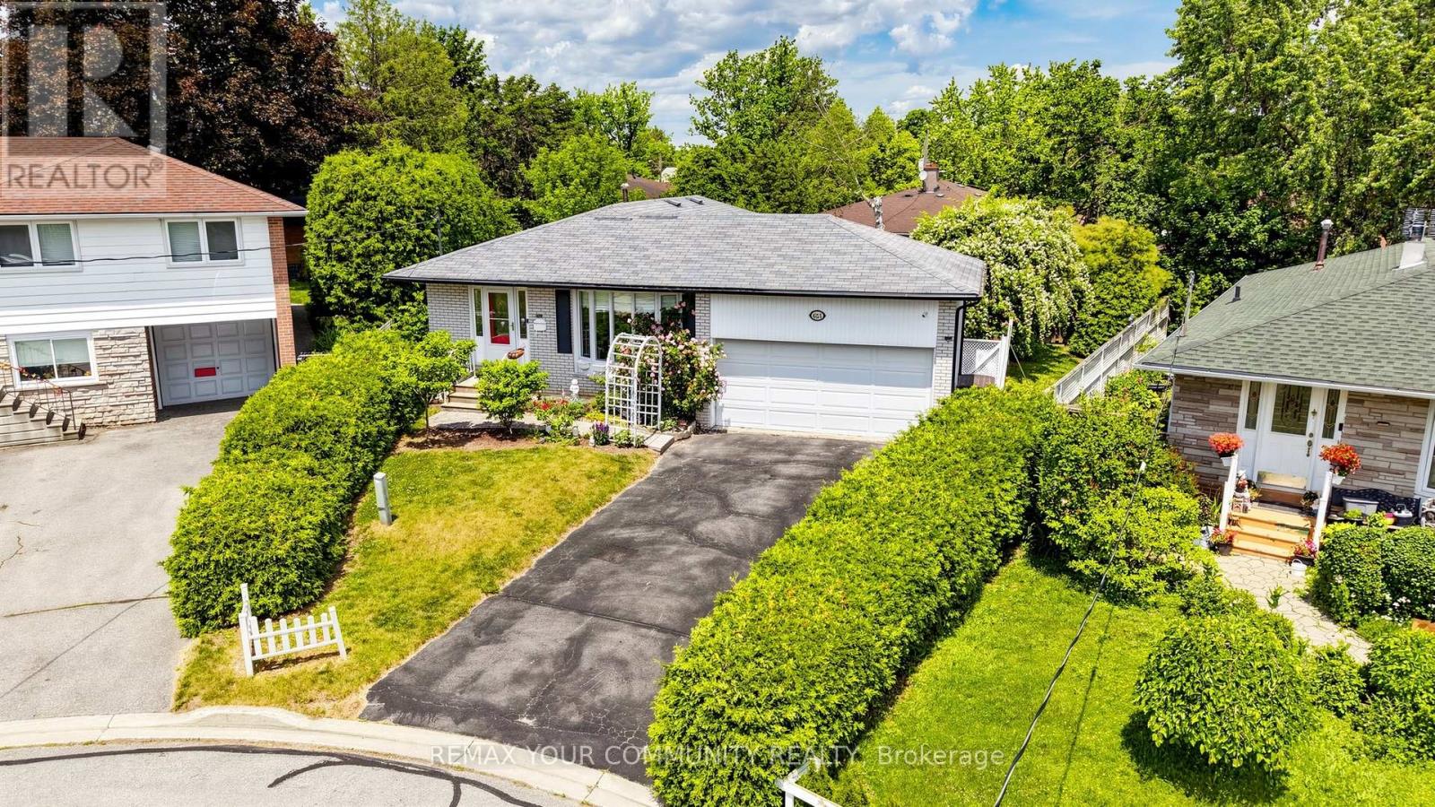 651 Mossbank Court, Newmarket, Ontario  L3Y 3A9 - Photo 2 - N13461788