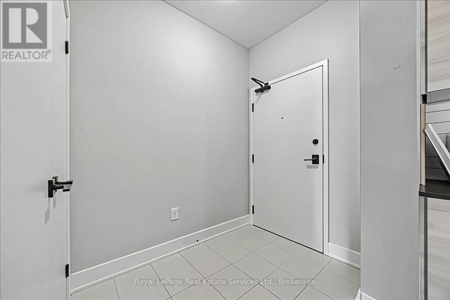 209 - 6 Spice Way, Barrie, Ontario  L9J 0J9 - Photo 4 - S13476806