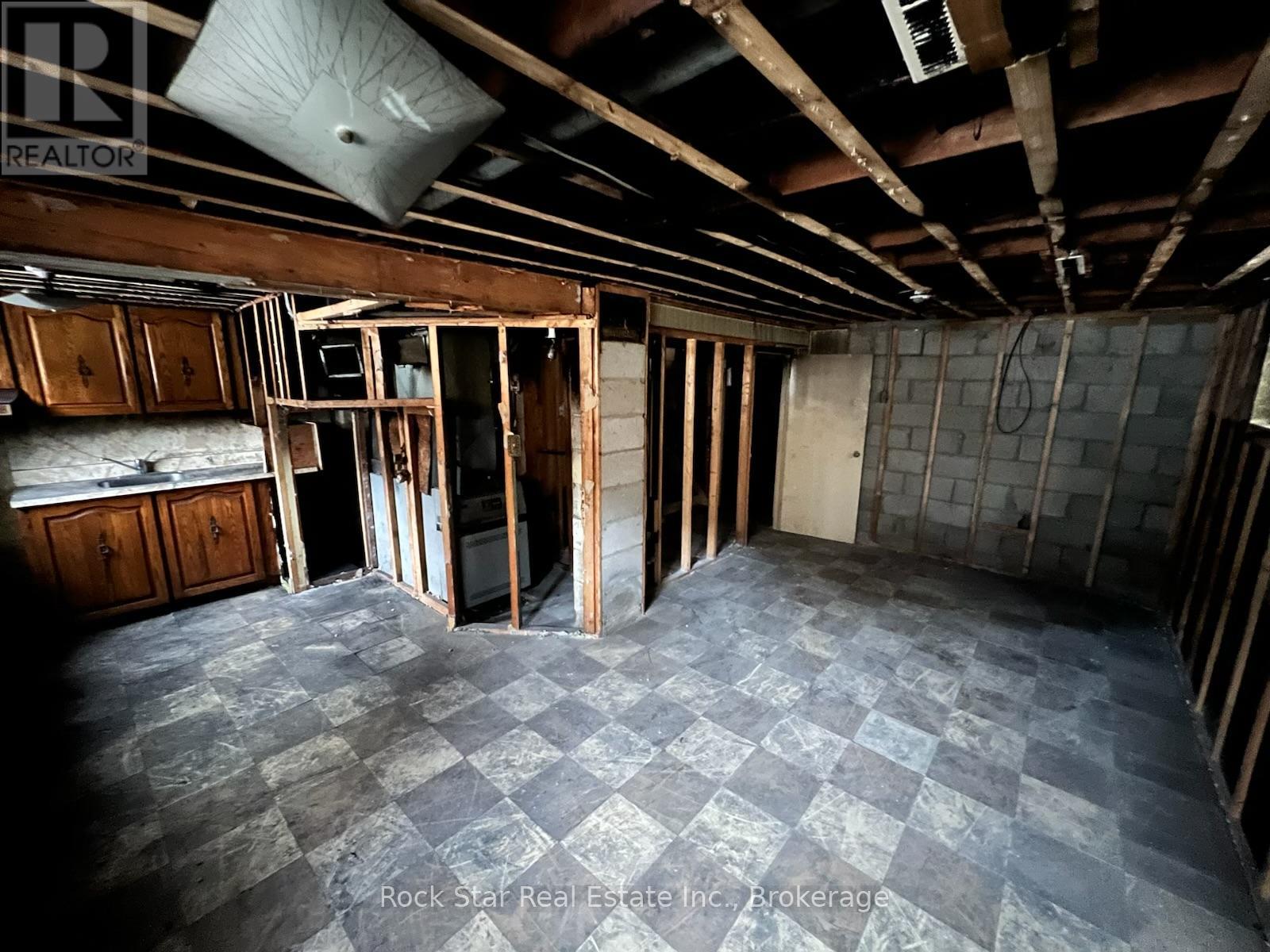 12 Holmesdale Road, Toronto, Ontario  M6E 1Y1 - Photo 14 - W12861182
