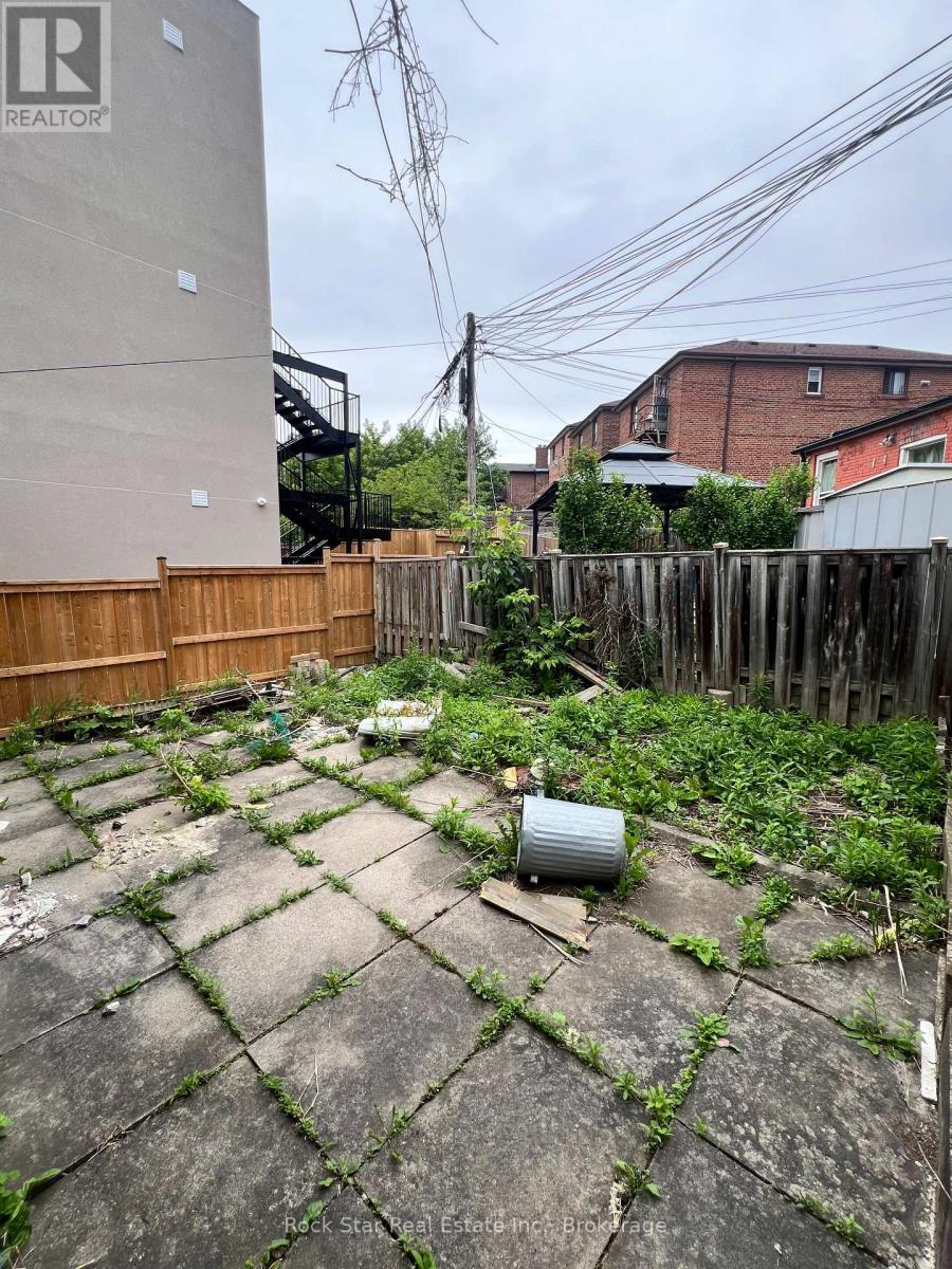 12 Holmesdale Road, Toronto, Ontario  M6E 1Y1 - Photo 22 - W12861182