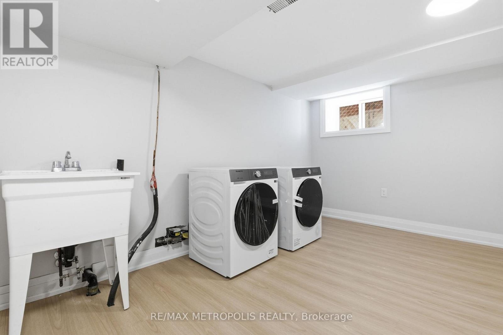 14 Mcroberts Avenue, Toronto, Ontario  M6E 4P4 - Photo 24 - W13472138