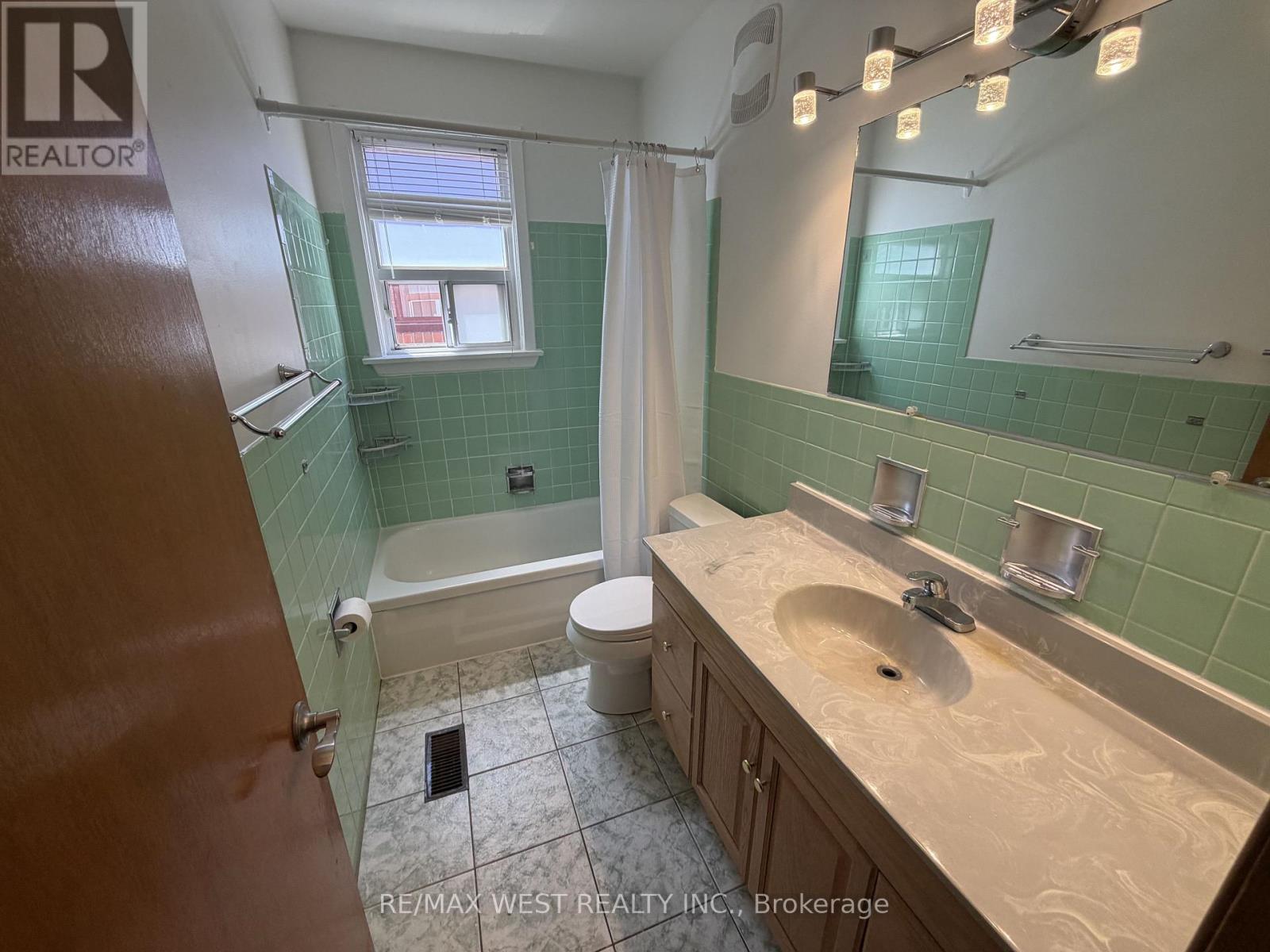 Upper - 78 Millicent Street, Toronto, Ontario M6H 1W4 - Photo 8 - W13475708