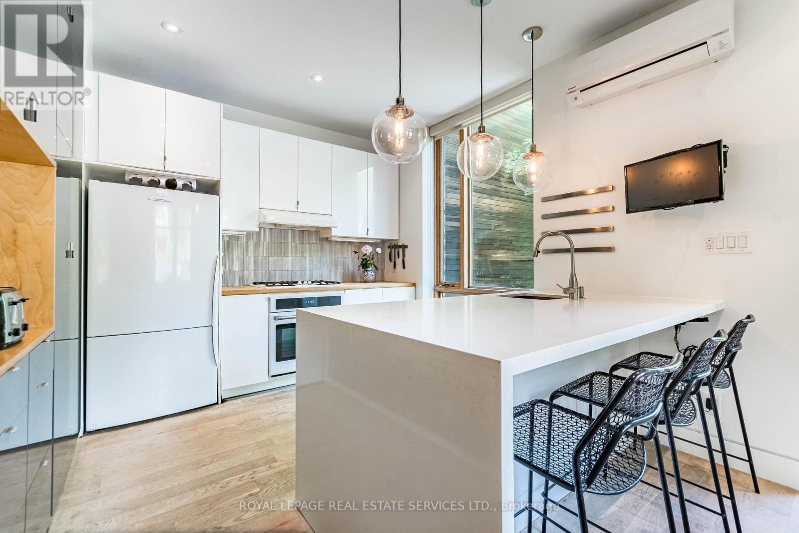 241 Garden Avenue, Toronto, Ontario  M6R 1J2 - Photo 10 - W13476092