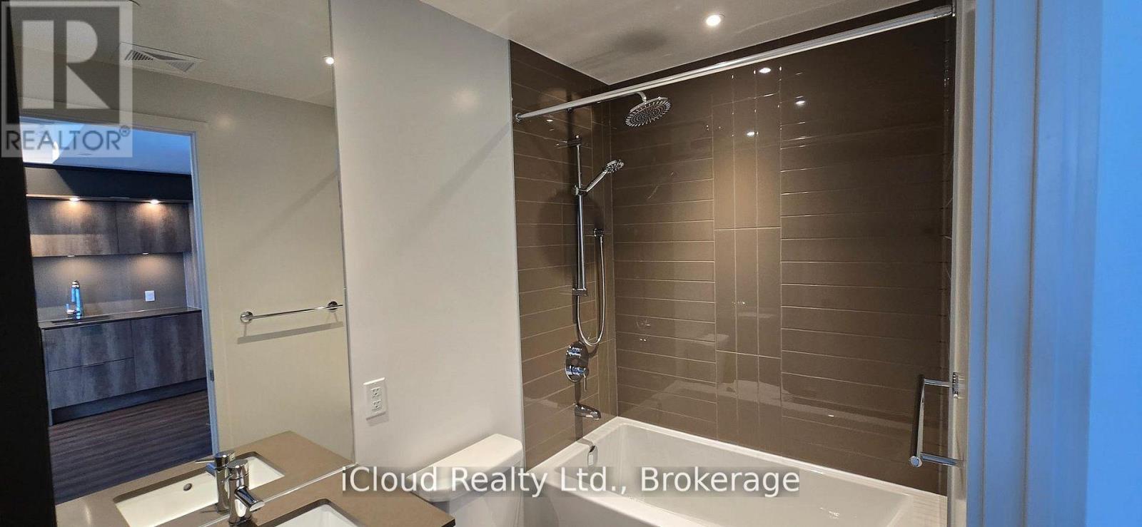 4006 - 448 Burnhamthorpe Road W, Mississauga, Ontario L5B 0R4 - Photo 3 - W13476502