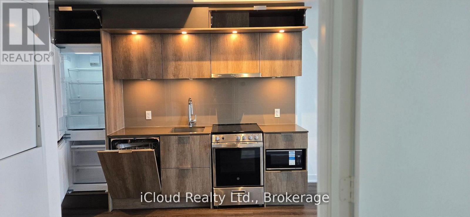4006 - 448 Burnhamthorpe Road W, Mississauga, Ontario L5B 0R4 - Photo 5 - W13476502