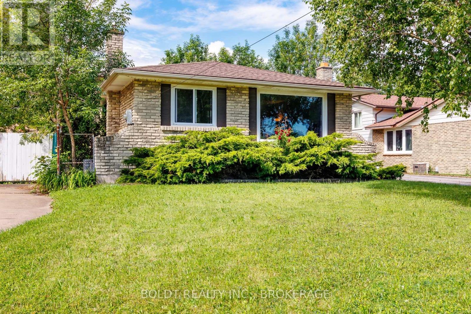 29 Tupper Drive, Thorold, Ontario L2V 4G8 - Photo 2 - X13474260