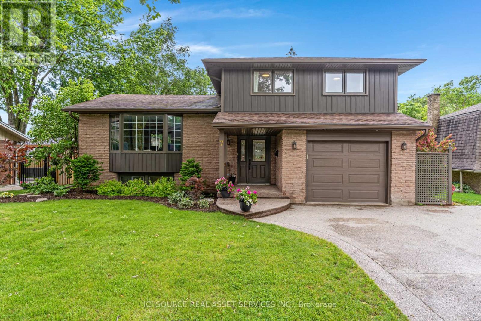 7 BLUE HERON COURT, Woolwich, Ontario