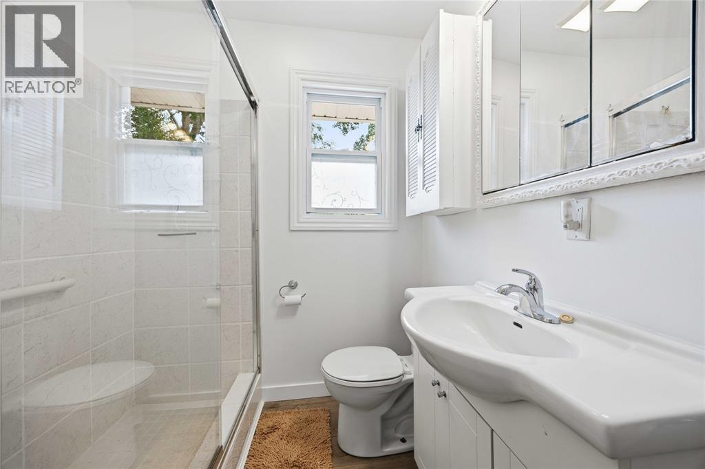 991 Germain Street, Sarnia photo 16