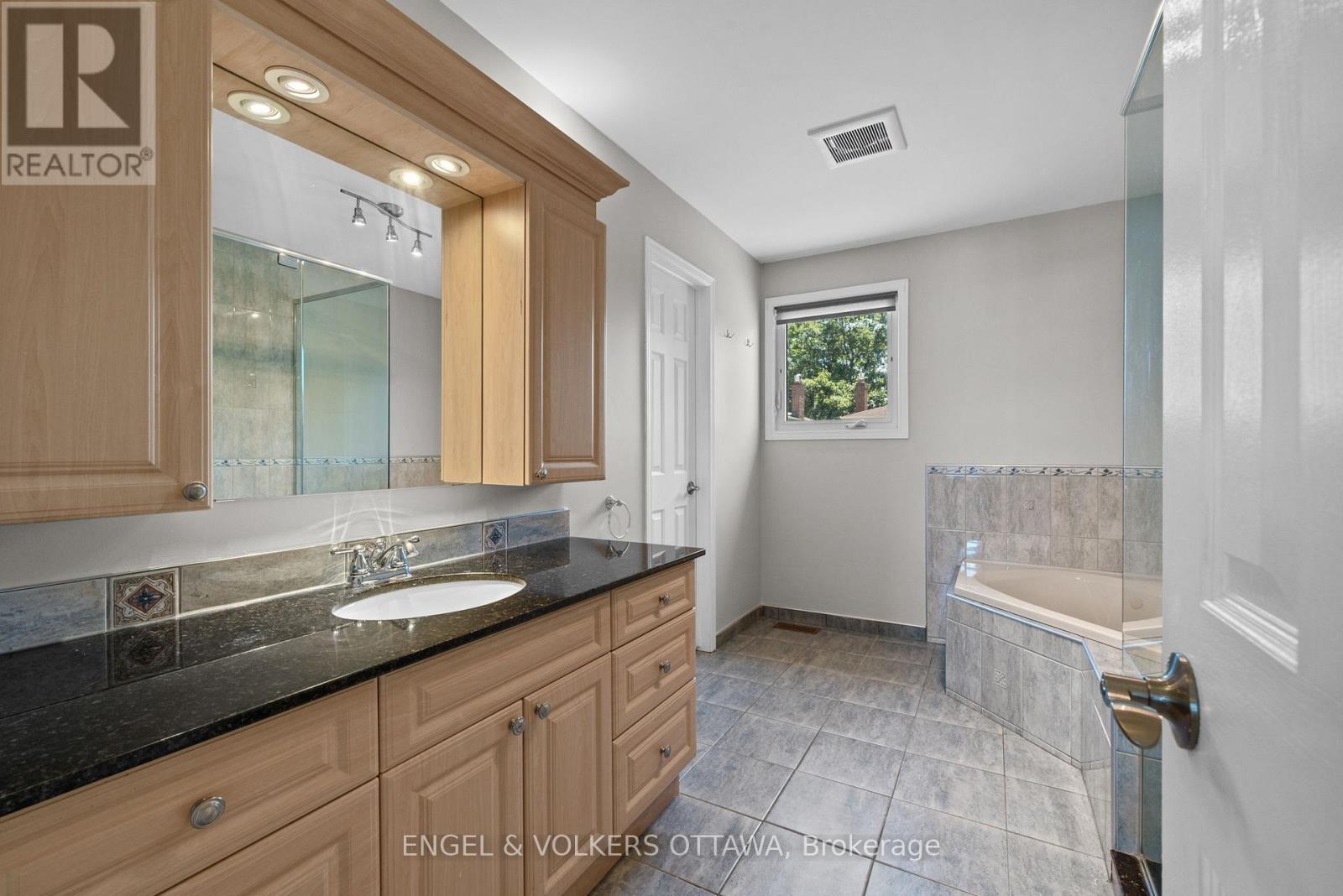 1448 Leblanc Drive, Ottawa, Ontario  K1C 3W6 - Photo 18 - X13478388