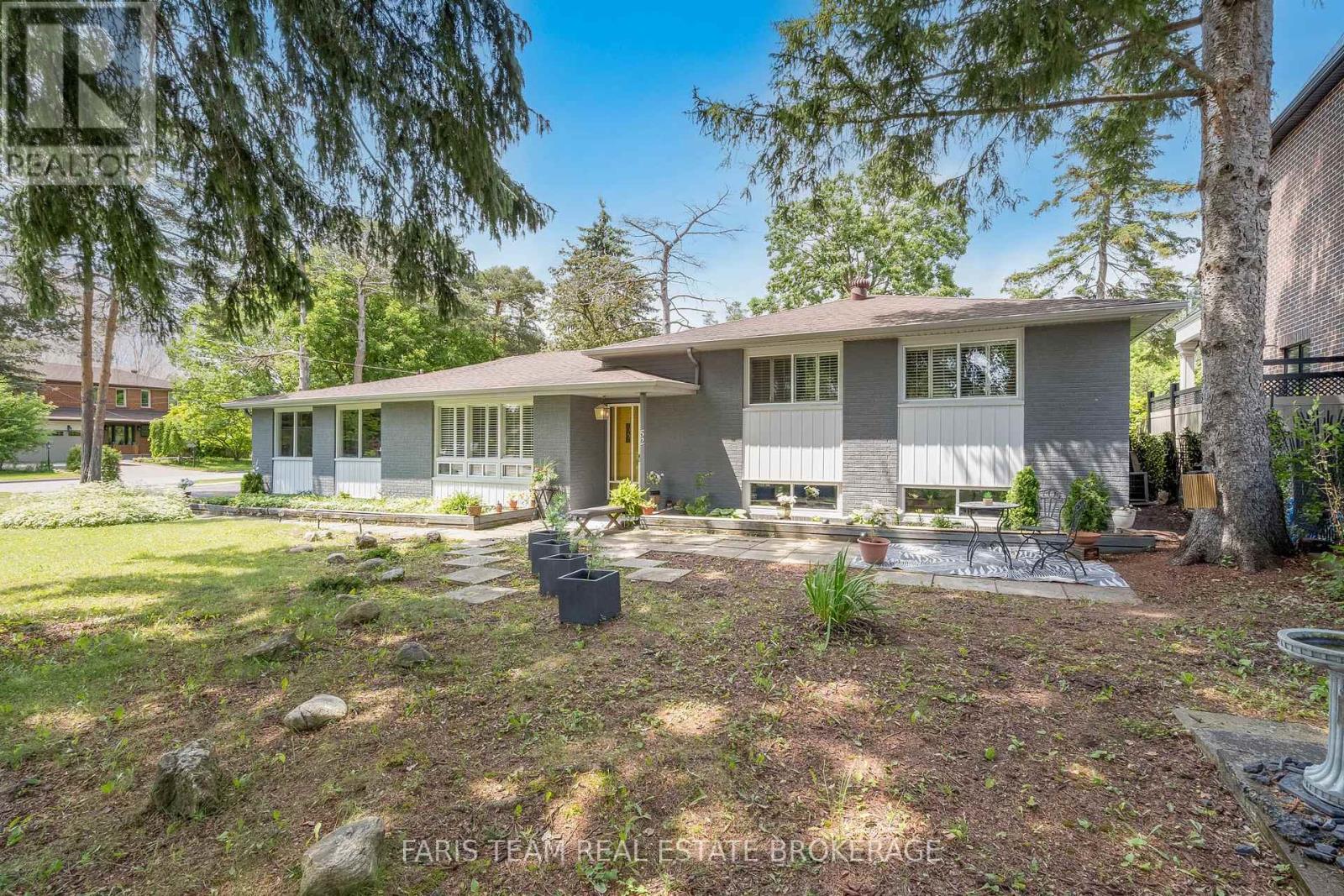 52 MAY AVENUE, Richmond Hill, Ontario