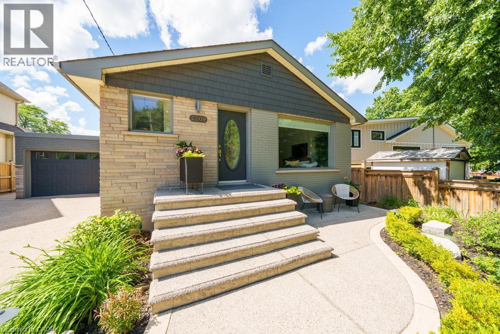 2209 Caroline Street, Burlington, Ontario  L7R 1M4 - Photo 2 - 40841392