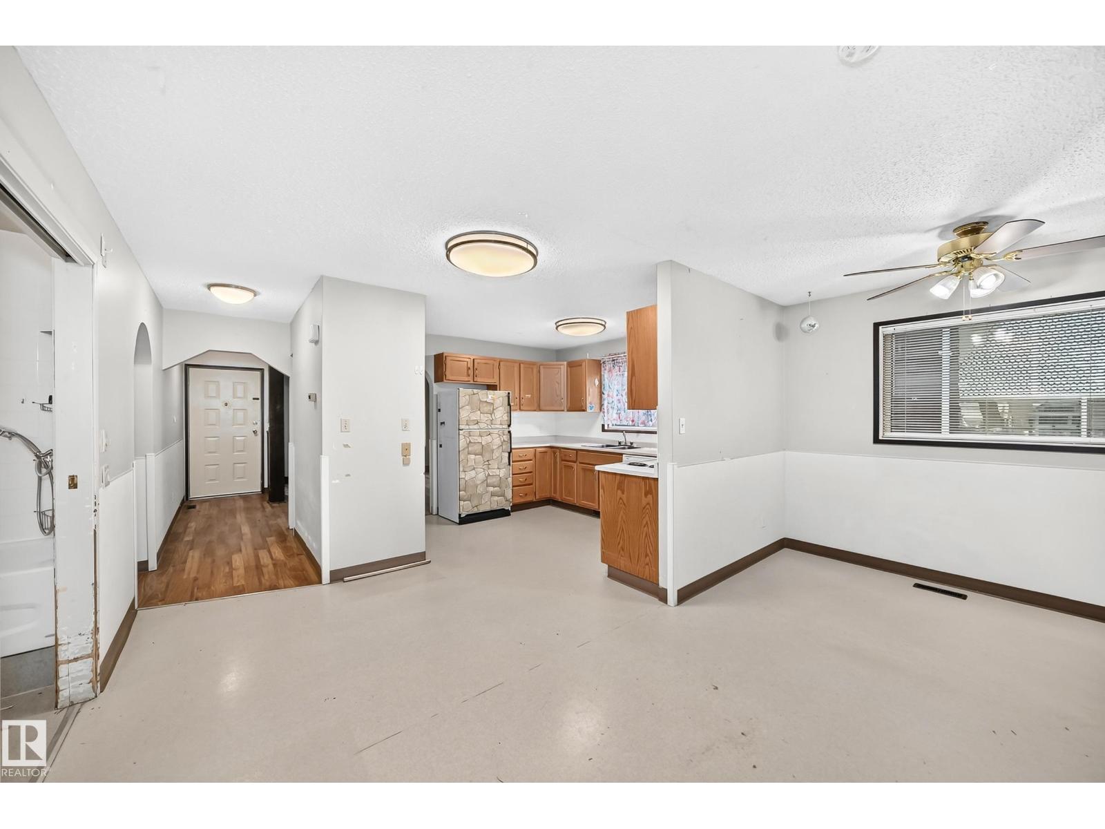 1816 48 St NW, Edmonton, Alberta  T6L 2X6 - Photo 12 - E4495180
