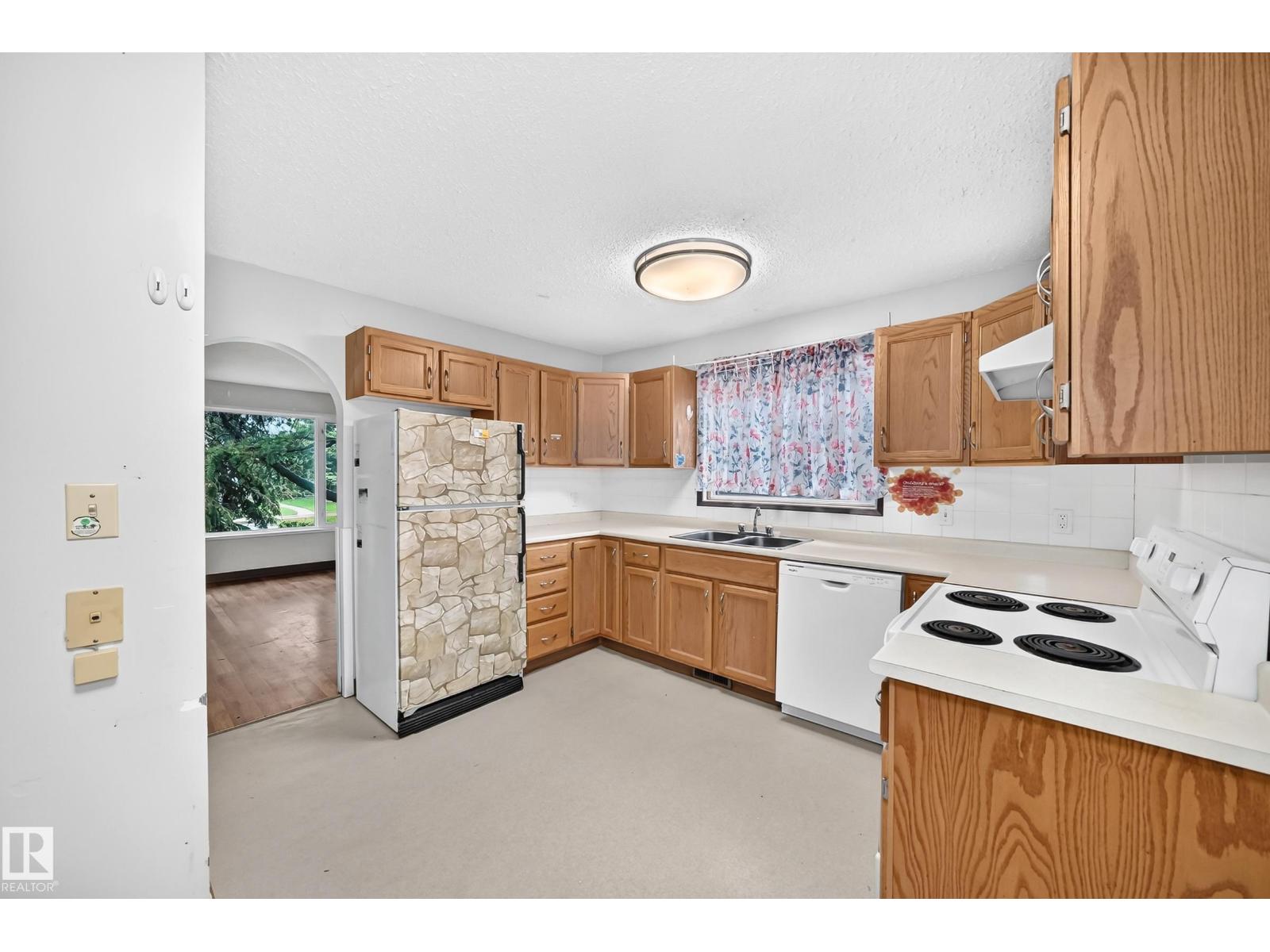 1816 48 St NW, Edmonton, Alberta  T6L 2X6 - Photo 4 - E4495180