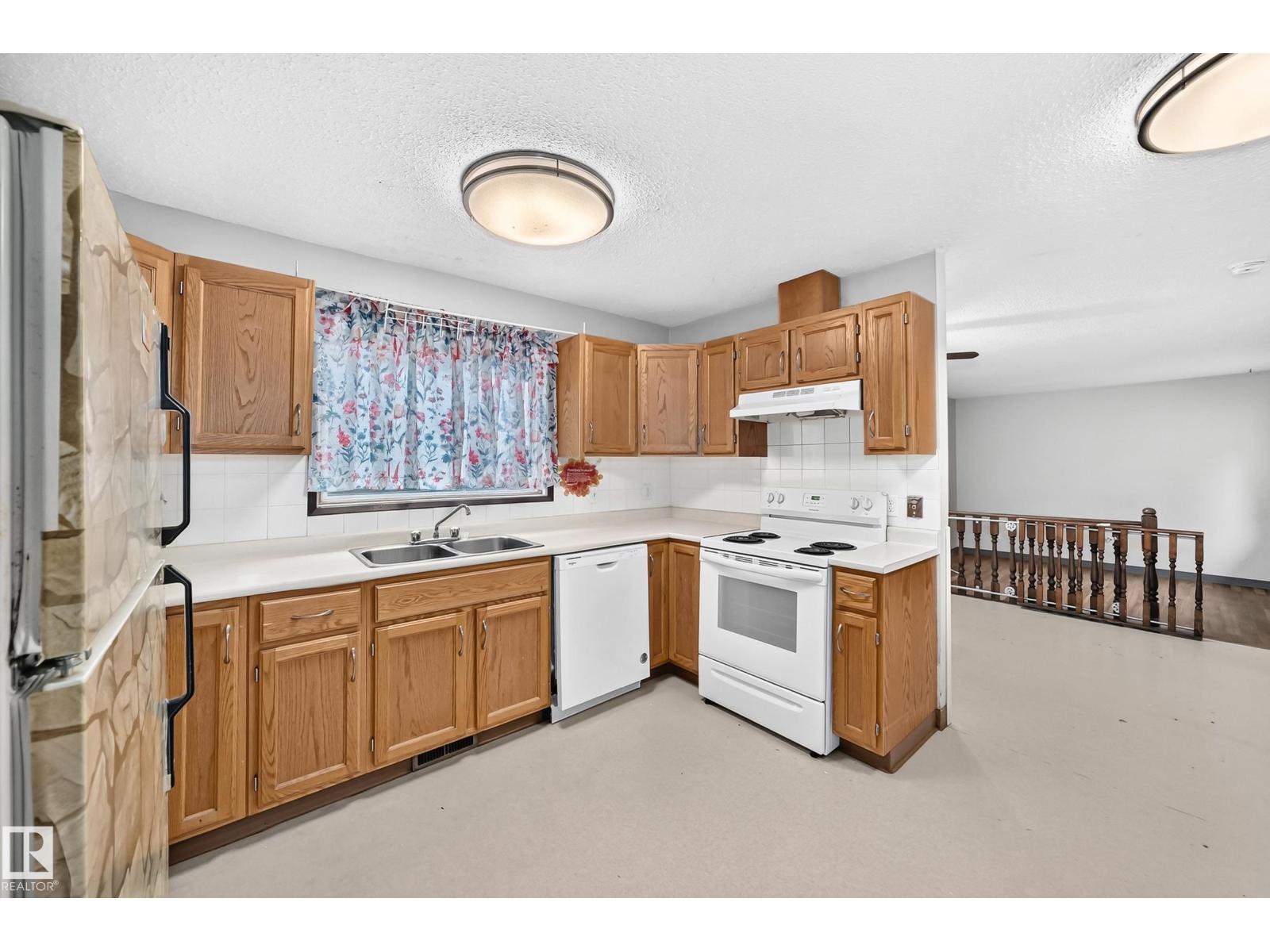 1816 48 St NW, Edmonton, Alberta  T6L 2X6 - Photo 6 - E4495180