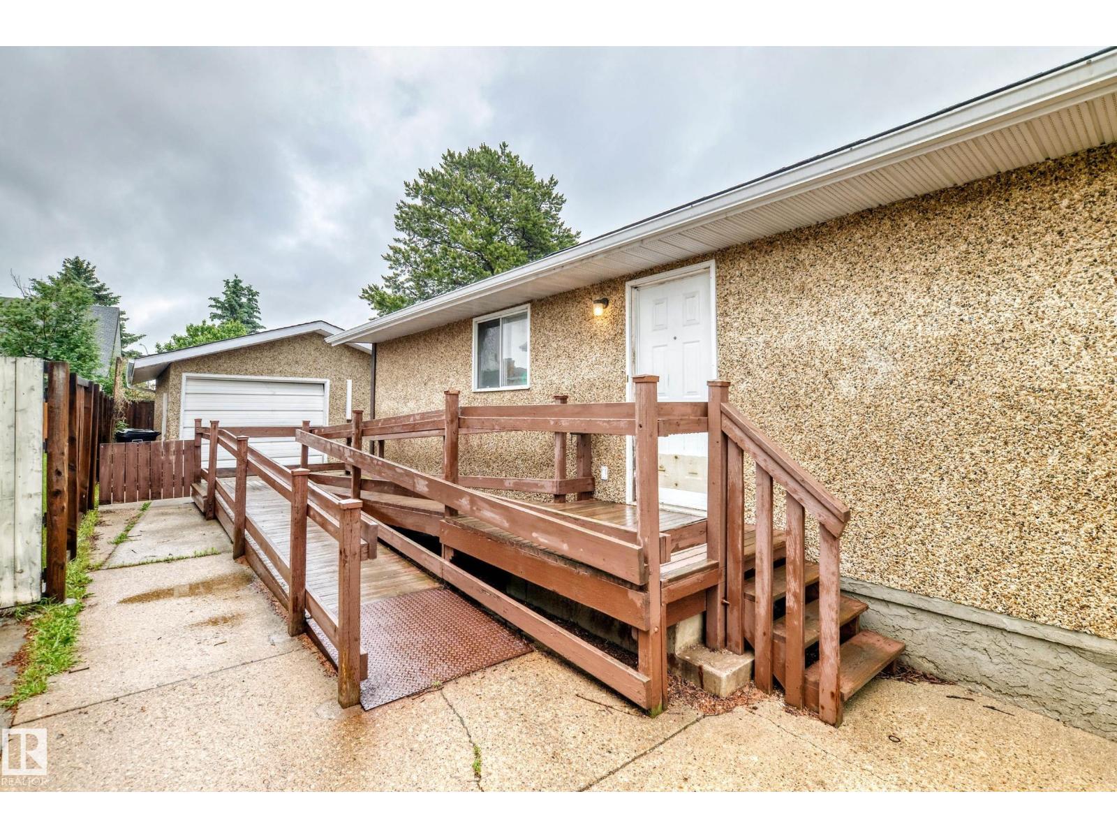 2071 49a St NW, Edmonton, Alberta  T6L 2W9 - Photo 2 - E4495182