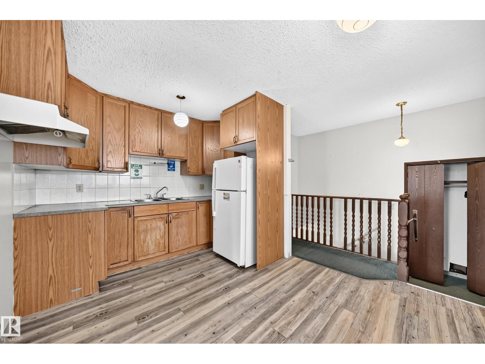 2071 49a St NW, Edmonton, Alberta  T6L 2W9 - Photo 5 - E4495182