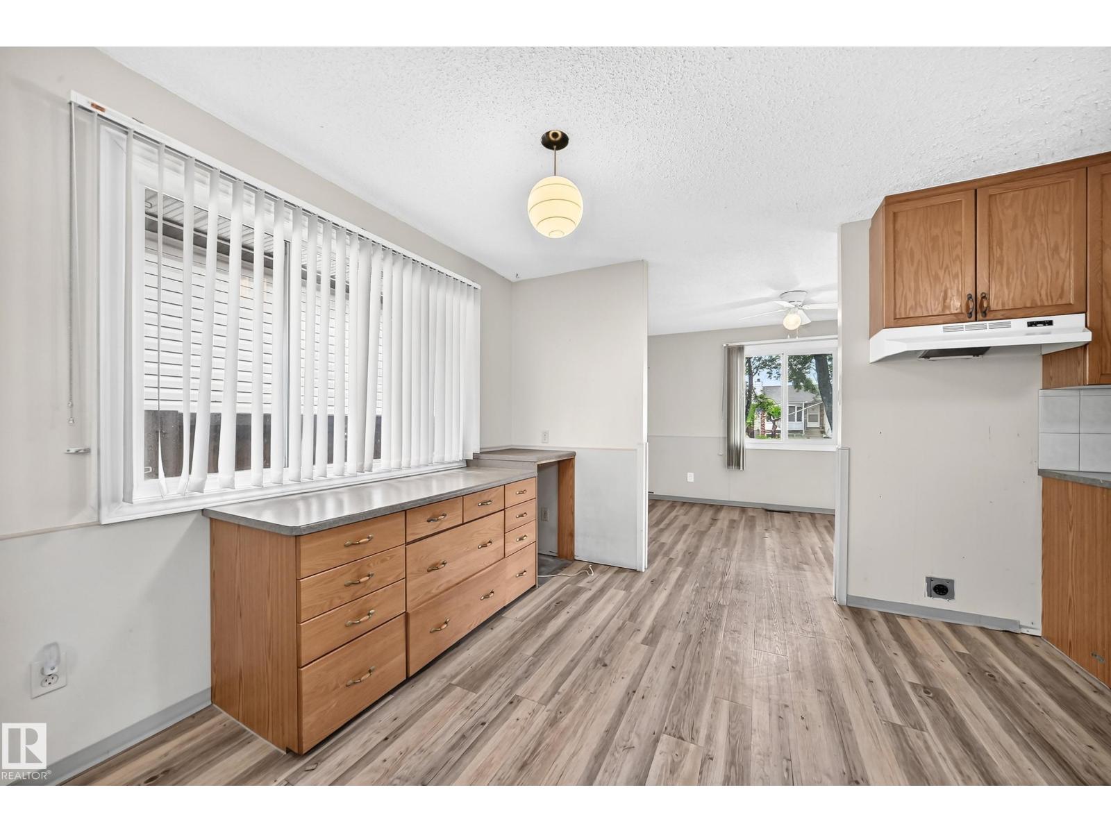 2071 49a St NW, Edmonton, Alberta  T6L 2W9 - Photo 8 - E4495182