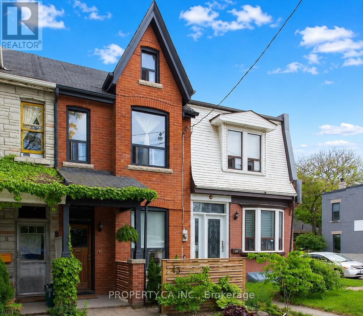Upper - 13 Hook Avenue, Toronto, Ontario  M6P 1T2 - Photo 10 - W13478208