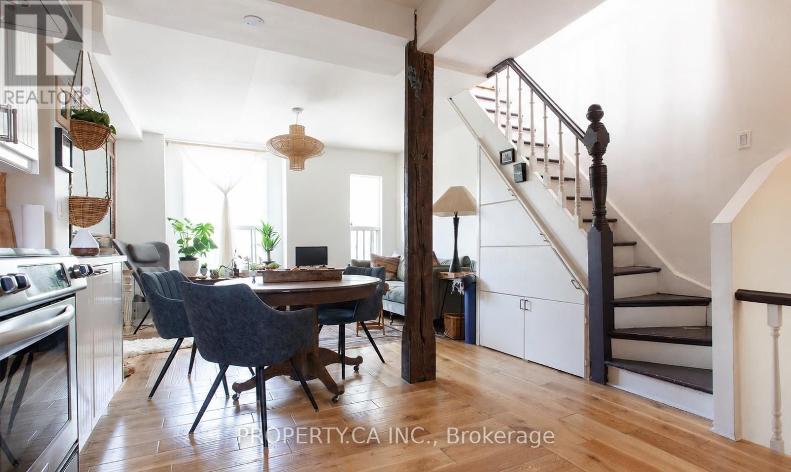 Upper - 13 Hook Avenue, Toronto, Ontario  M6P 1T2 - Photo 2 - W13478208