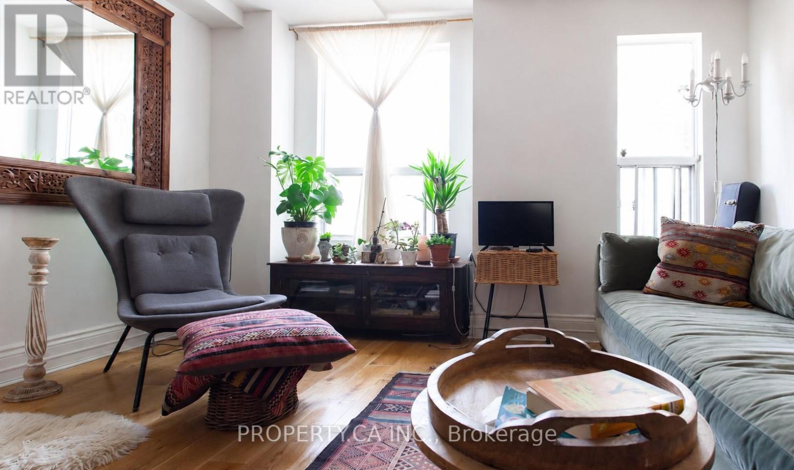 Upper - 13 Hook Avenue, Toronto, Ontario  M6P 1T2 - Photo 3 - W13478208