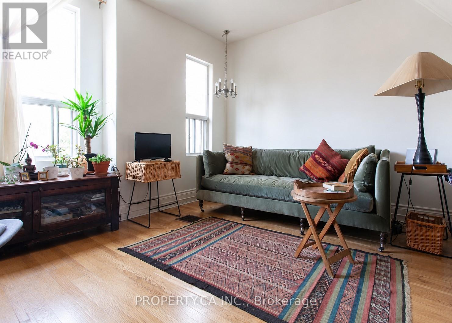 Upper - 13 Hook Avenue, Toronto, Ontario  M6P 1T2 - Photo 4 - W13478208