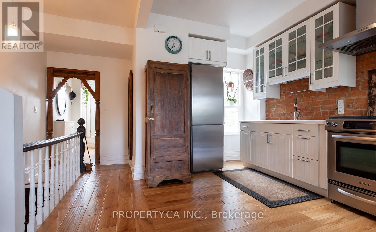 Upper - 13 Hook Avenue, Toronto, Ontario  M6P 1T2 - Photo 5 - W13478208