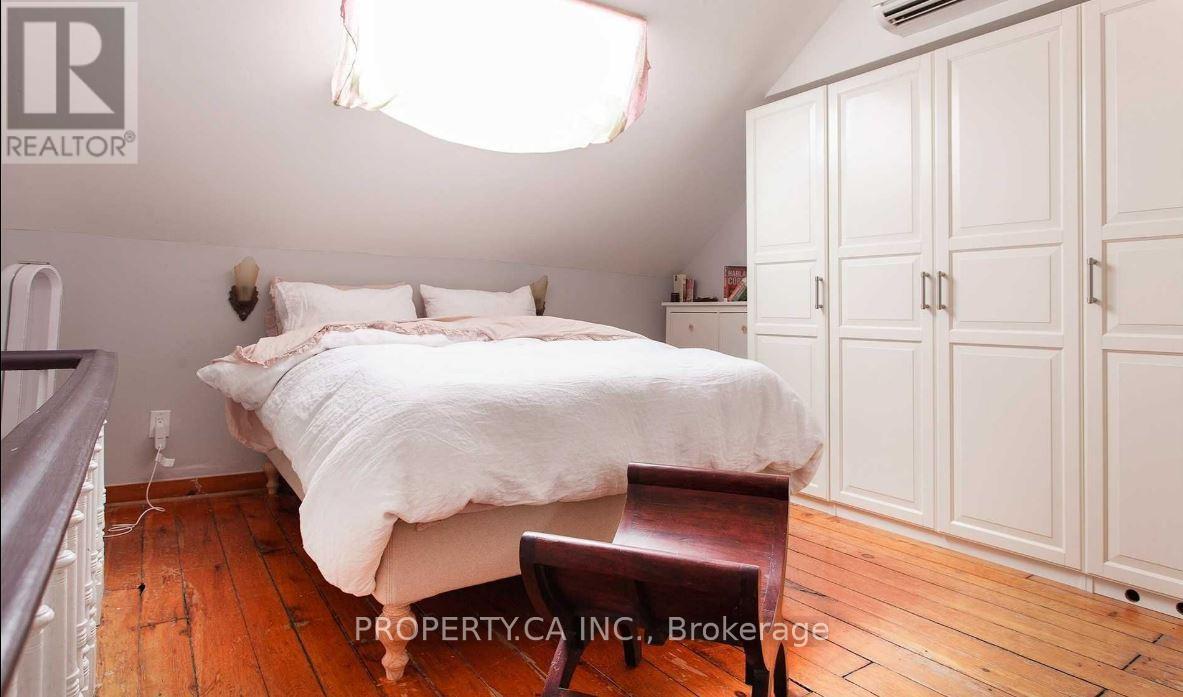 Upper - 13 Hook Avenue, Toronto, Ontario  M6P 1T2 - Photo 6 - W13478208