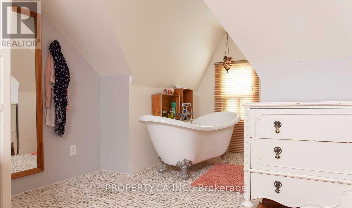 Upper - 13 Hook Avenue, Toronto, Ontario  M6P 1T2 - Photo 7 - W13478208