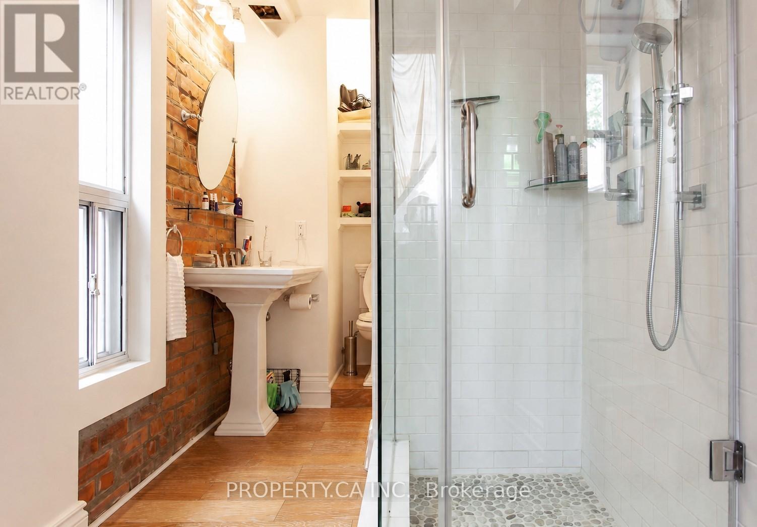 Upper - 13 Hook Avenue, Toronto, Ontario  M6P 1T2 - Photo 8 - W13478208