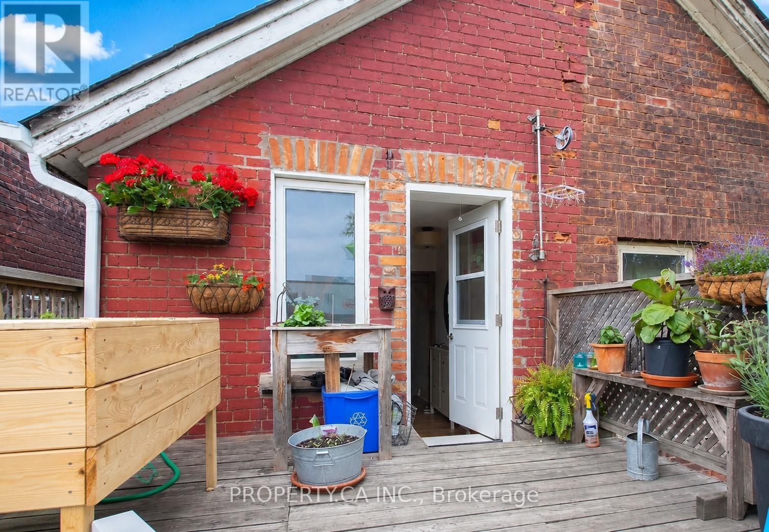 Upper - 13 Hook Avenue, Toronto, Ontario  M6P 1T2 - Photo 9 - W13478208