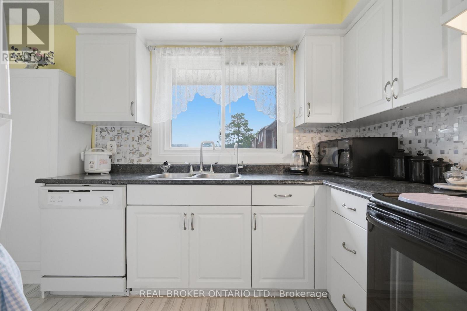 81 Permfield Path, Toronto, Ontario  M9C 4Y5 - Photo 10 - W13475572