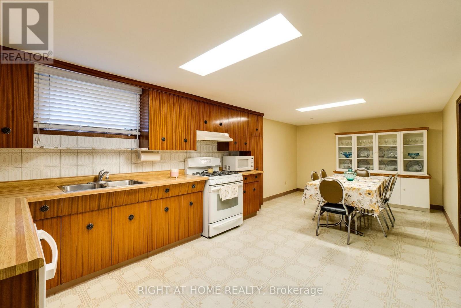 1197 Shamir Crescent, Mississauga, Ontario  L5C 1L2 - Photo 16 - W13478336