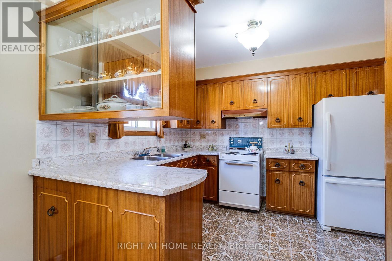 1197 Shamir Crescent, Mississauga, Ontario  L5C 1L2 - Photo 5 - W13478336