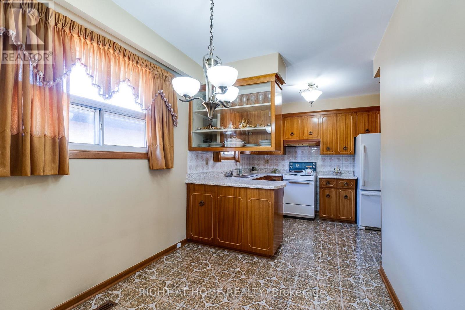 1197 Shamir Crescent, Mississauga, Ontario  L5C 1L2 - Photo 6 - W13478336
