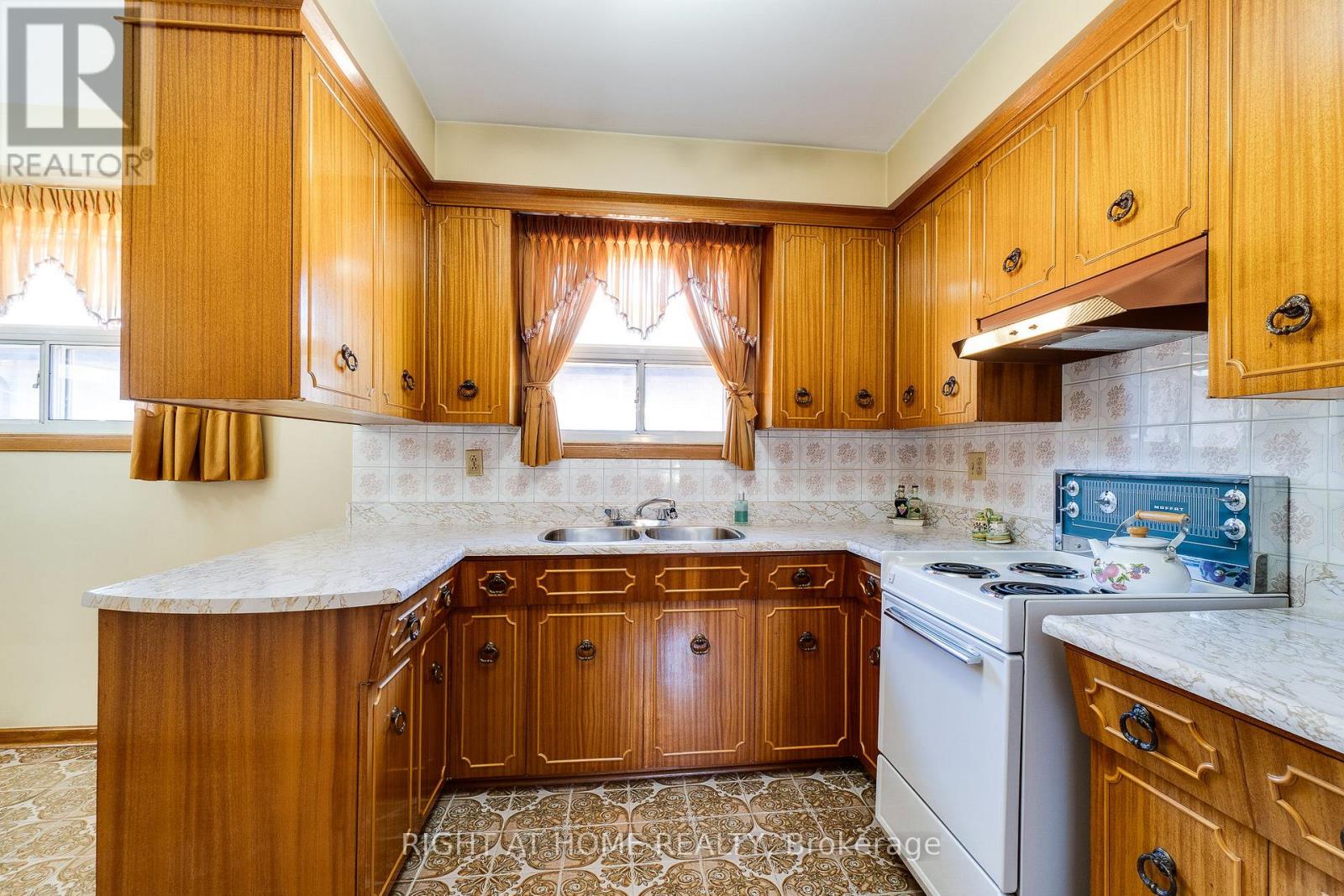 1197 Shamir Crescent, Mississauga, Ontario  L5C 1L2 - Photo 7 - W13478336