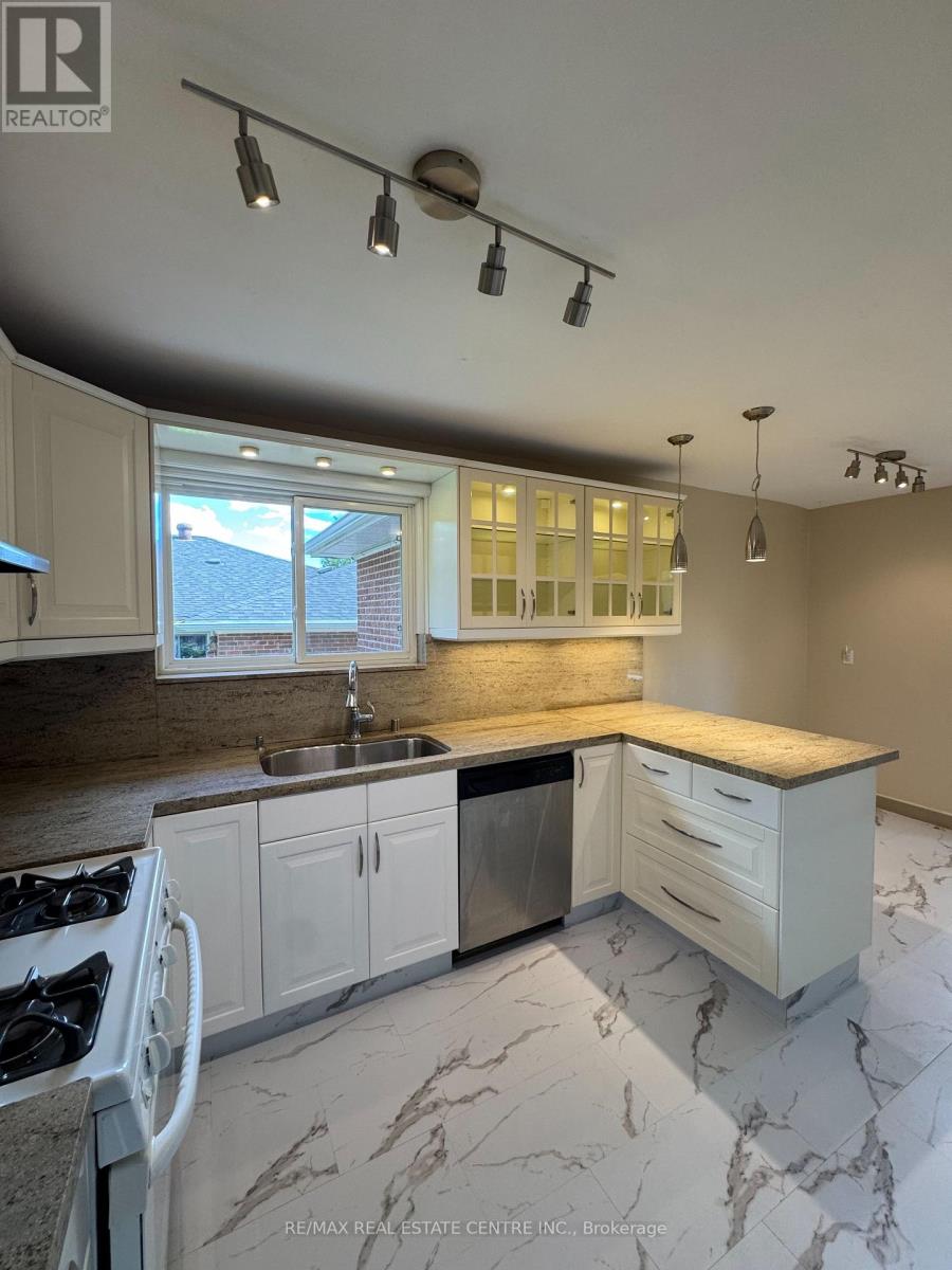45 Sherwood Forest Drive, Markham, Ontario  L3P 1P5 - Photo 4 - N13478626
